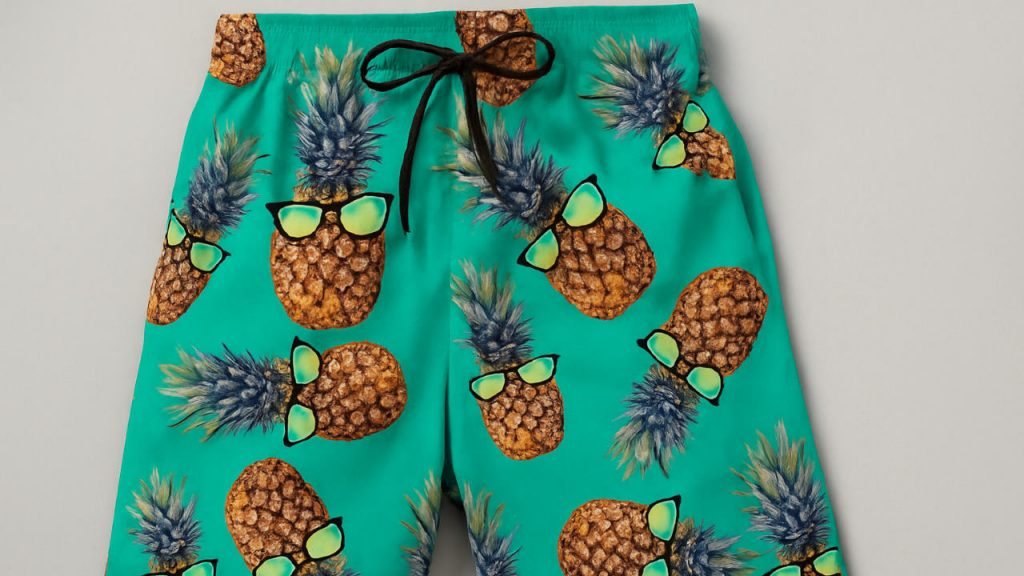 Sommerliche Badehose mit farbenfrochem Ananas-Motiv – stylisch, bequem und ideal für Strand & Pool