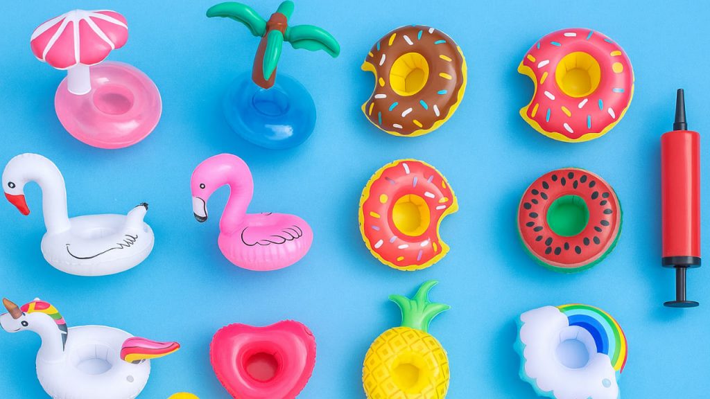 Aufblasbare Getränkehalter in Tier- und Obstformen am Pool